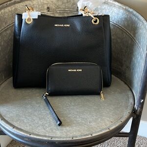 New Michael KORS Black purse with stunning gold detailing.